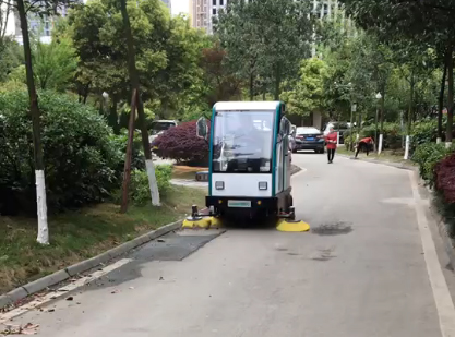 駕駛式洗地機輕松清潔