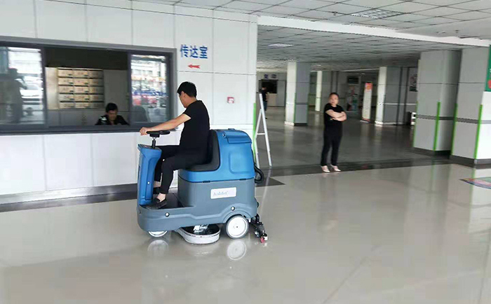 駕駛式洗地機在婦幼保健醫院
