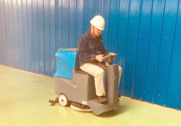 駕駛式洗地機