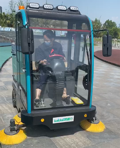 掃地機清掃校園