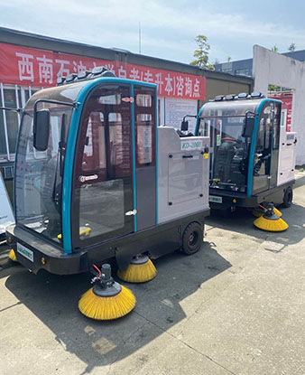 駕駛式掃地機
