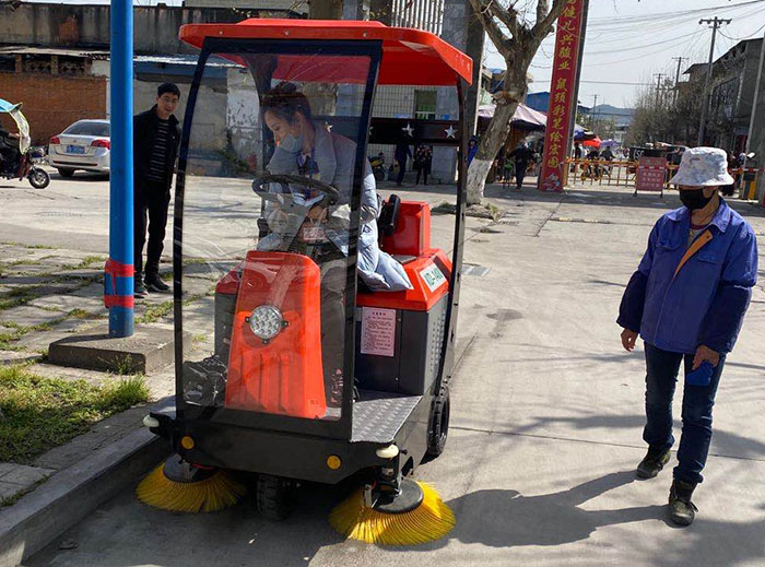 駕駛式洗地機