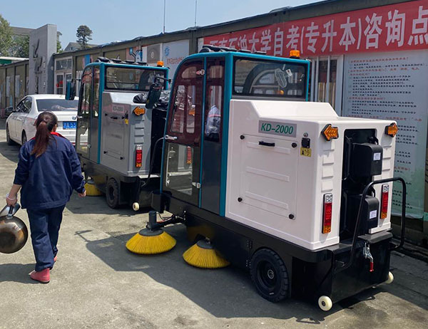 駕駛式掃地機操作使用