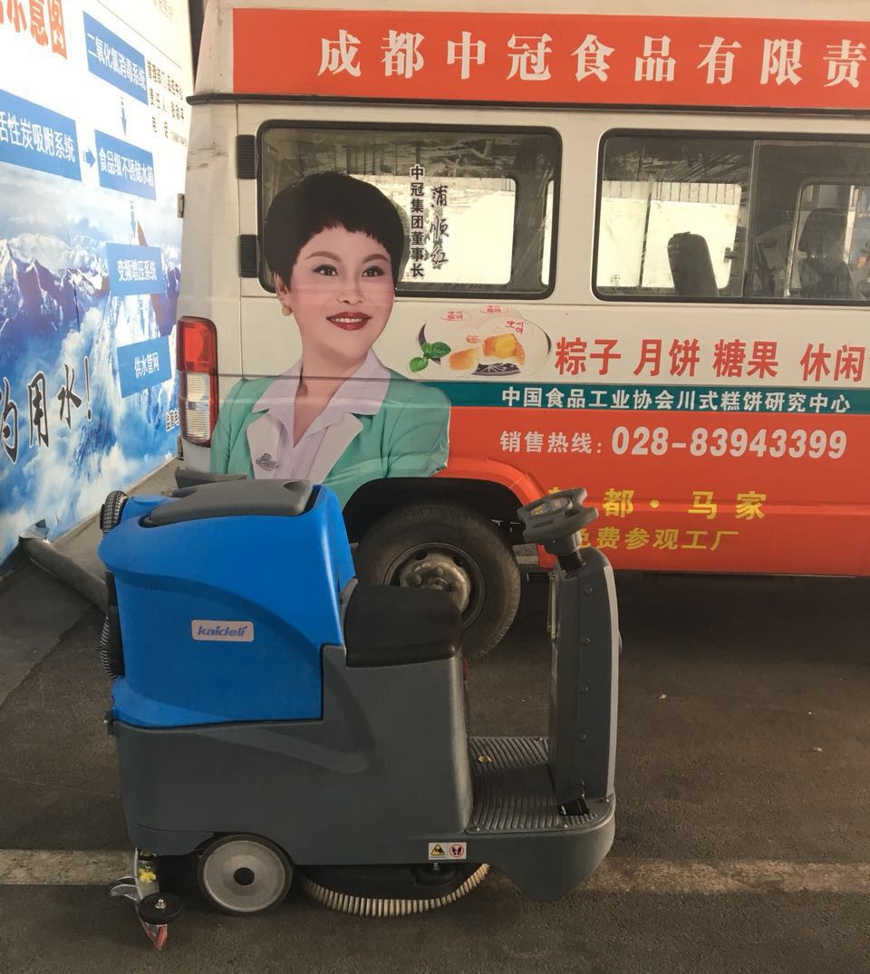 駕駛式洗地機在中冠食品