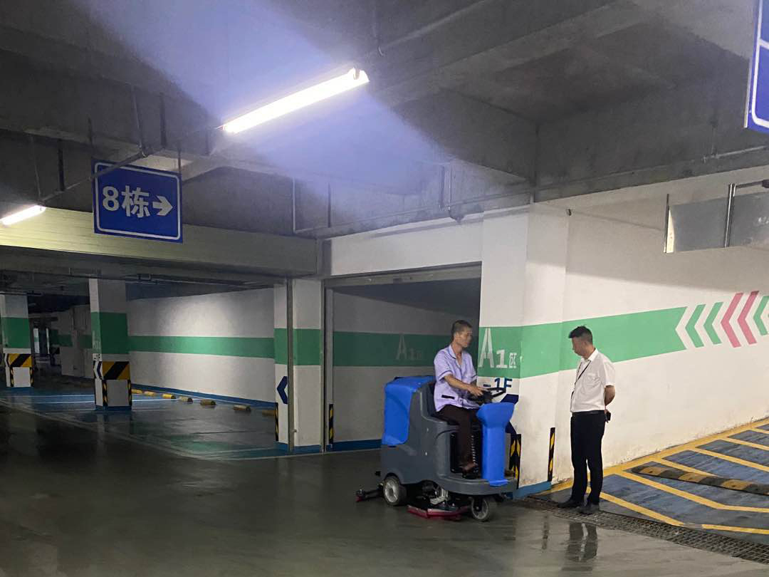 大型駕駛洗地機M120的使用