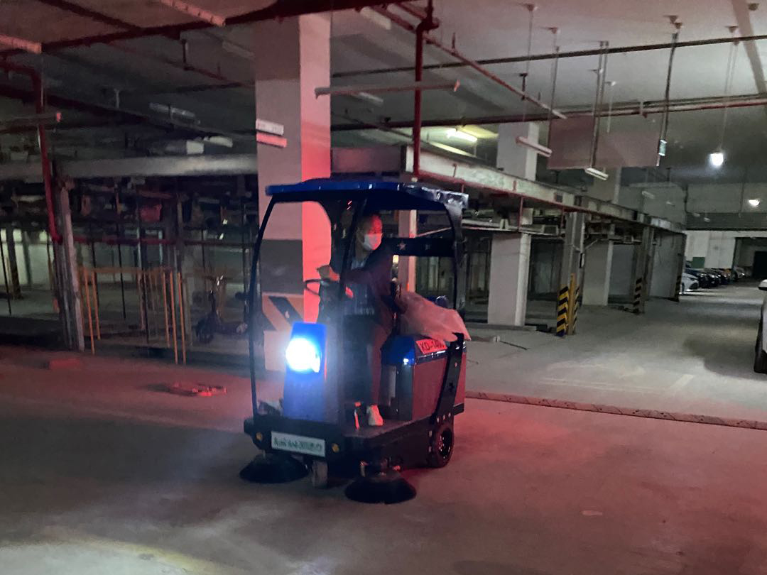 停車場使用駕駛掃地機