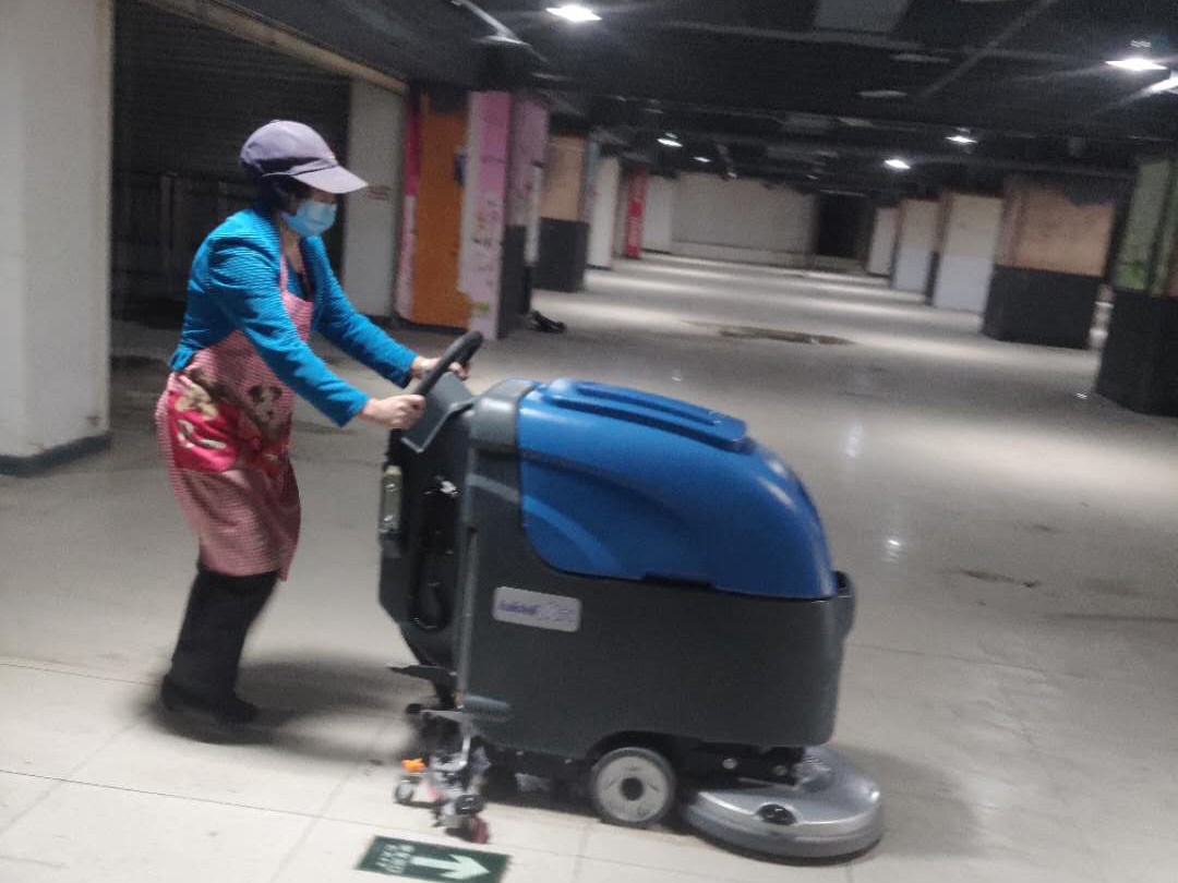 手推式洗地機在超市清潔