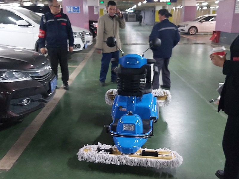 電動三輪塵推車在停車場
