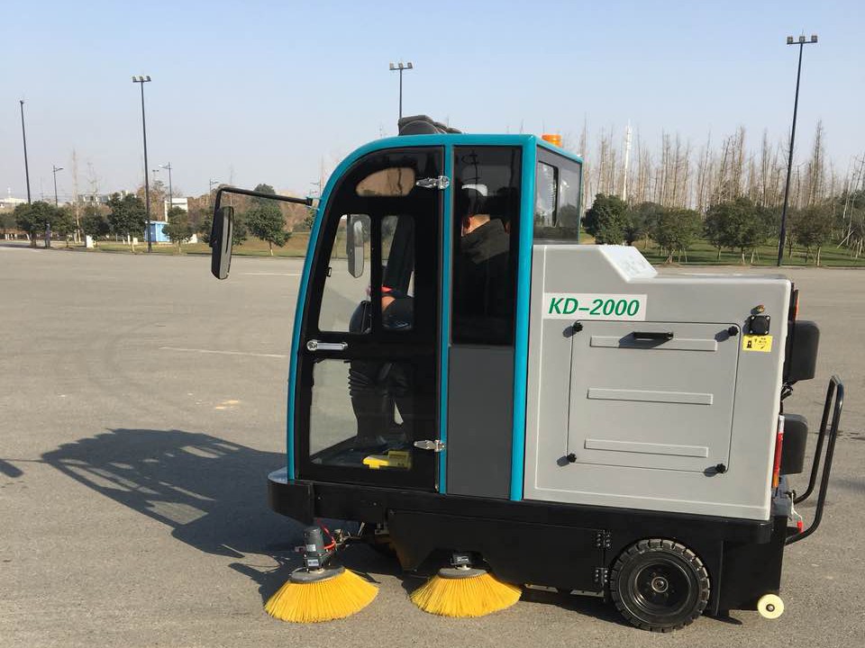 成都宏雯掃地車在園區清潔