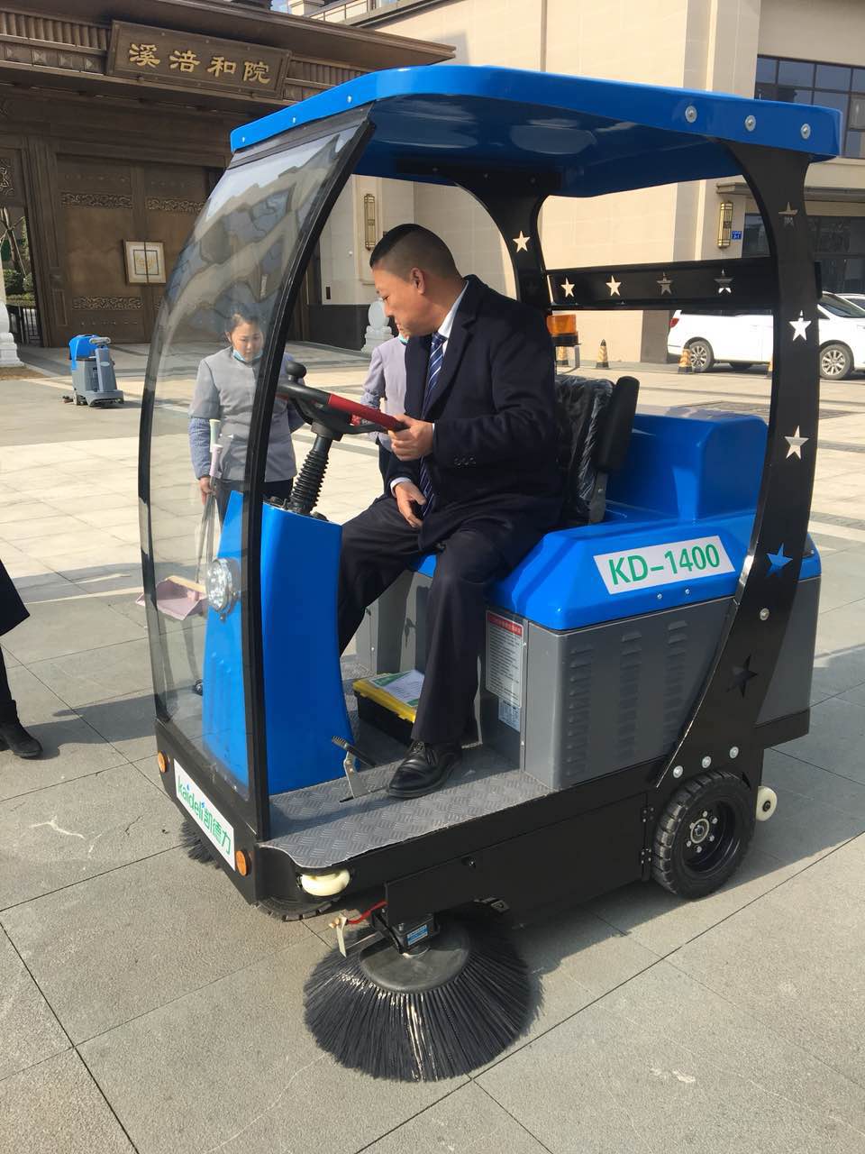 小區(qū)清掃使用電動掃地車