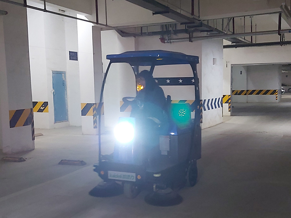 小區(qū)車(chē)庫(kù)水泥地面使用吸塵掃地機(jī)