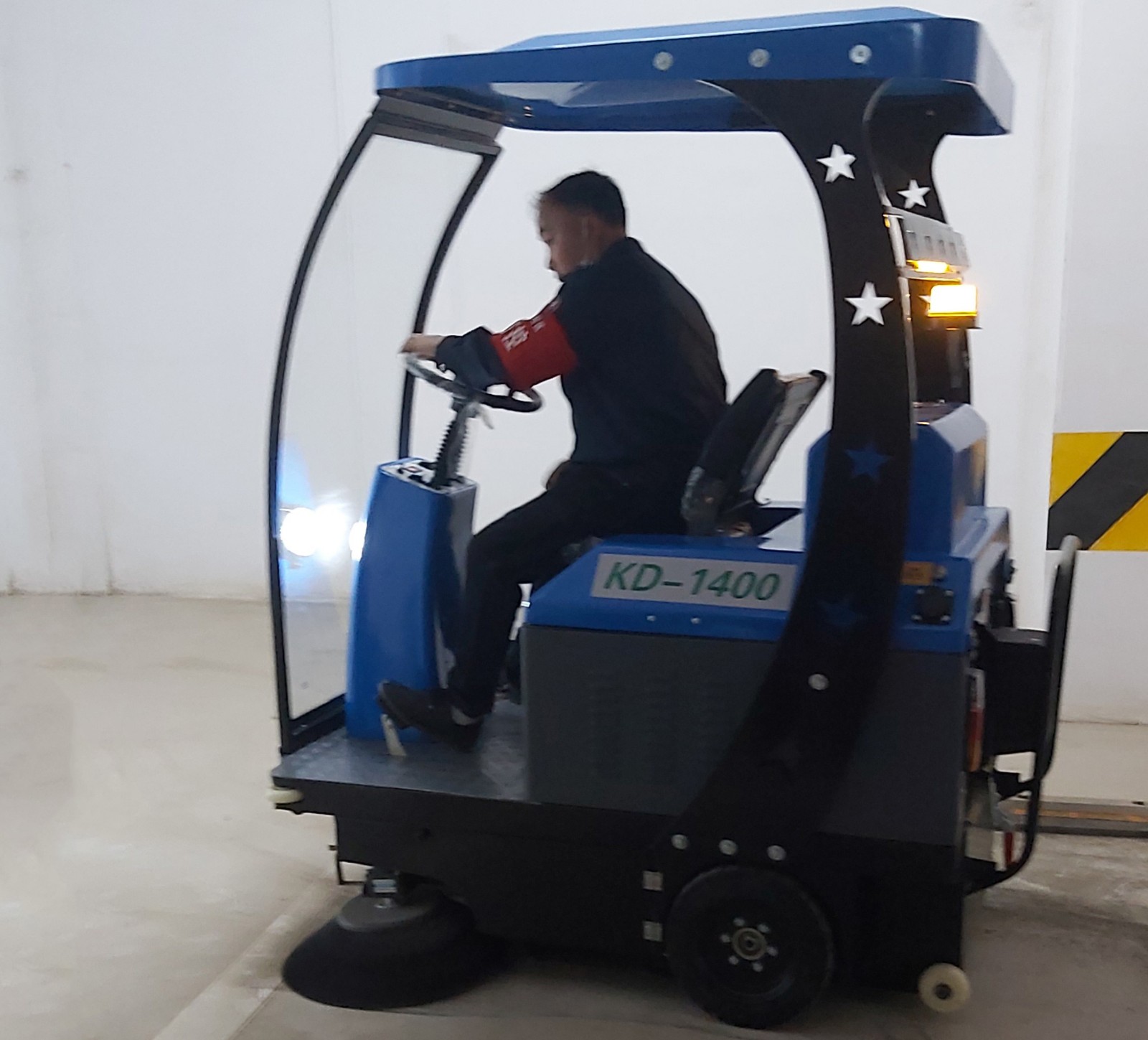 小區(qū)車(chē)庫(kù)水泥地面使用吸塵掃地機(jī)
