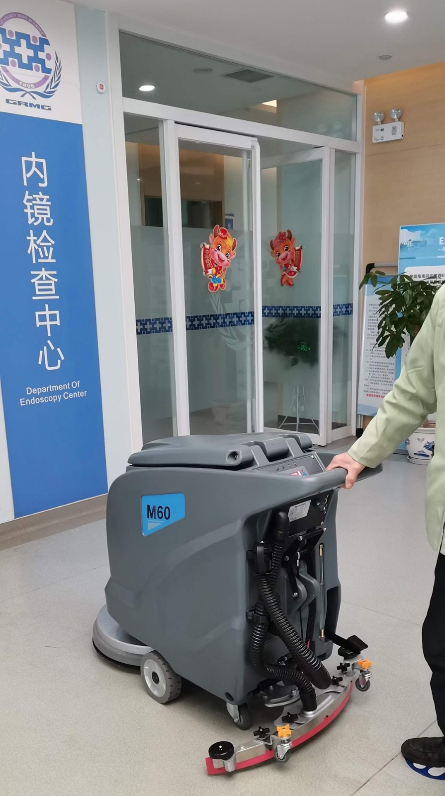 西安市人民醫(yī)院采購了凱德力手推式洗地機(jī)