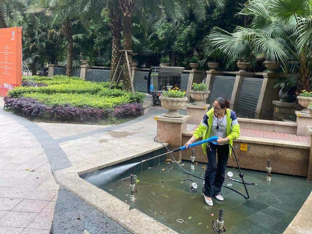 采購高壓清洗車沖洗小區景觀水池
