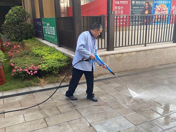 高壓水清洗機的使用圖片