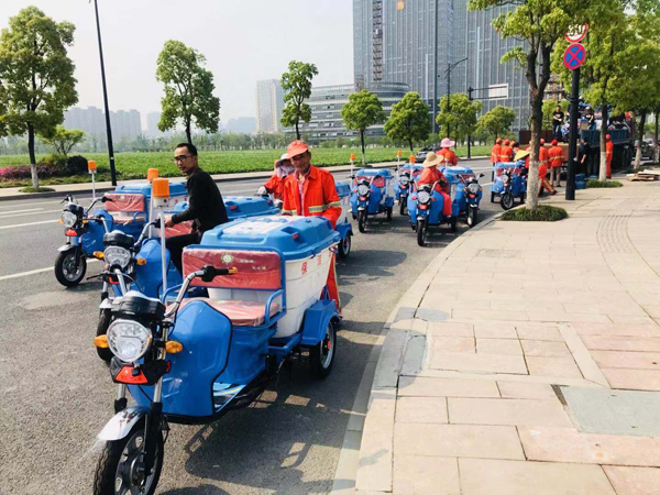 駕駛電動保潔車讓環衛作業更輕松