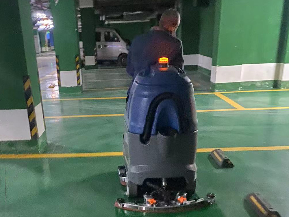 環(huán)氧地坪停車場使用駕駛式洗地機