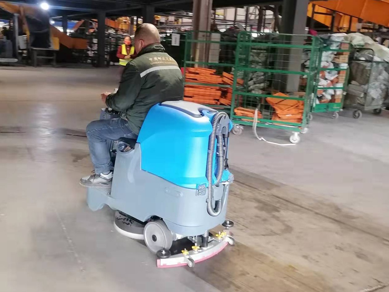 物流園區車間使用小型駕駛式洗地車